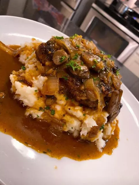 You are currently viewing Salisbury Steak Garlic Mash Potatoes Mushroom & Onion gravy
