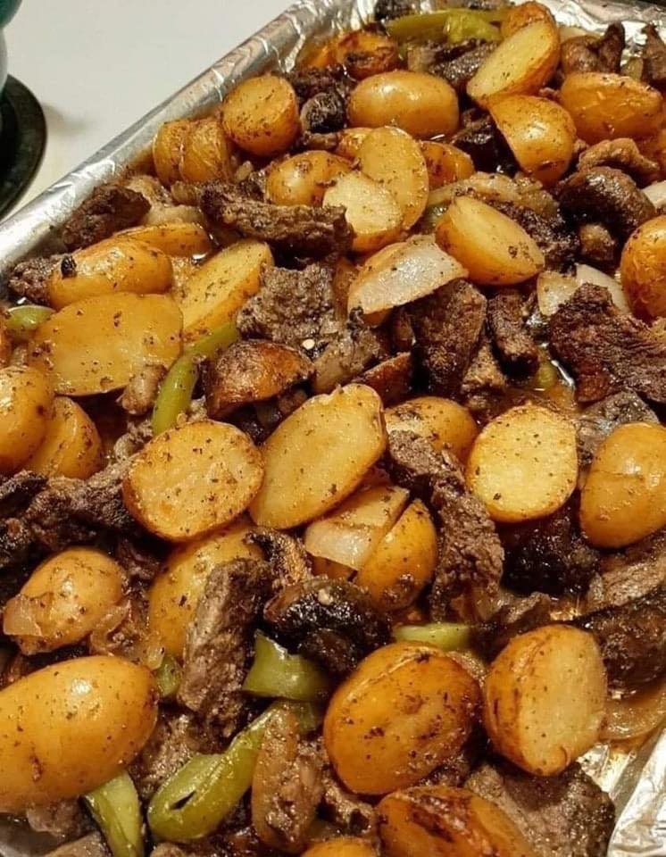 Read more about the article Garlic Butter Steak and Potatoes Skillet